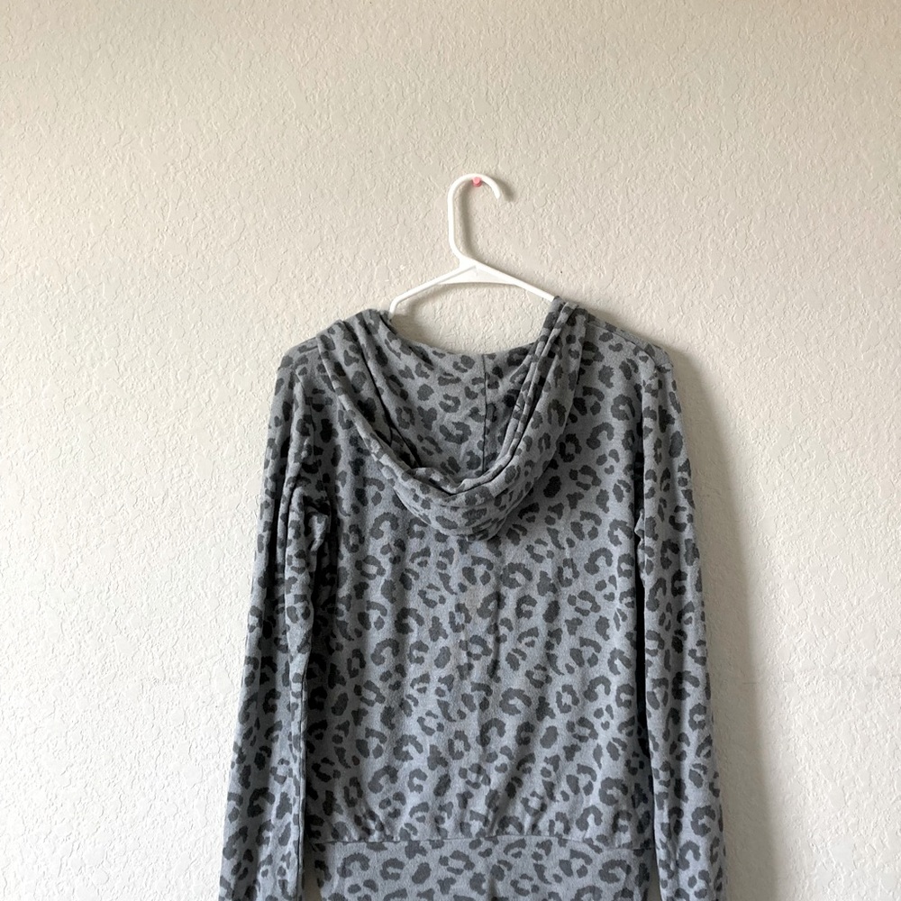IVORY ELLA: Gray animal print top - Picture 3 of 3